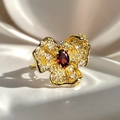 Vue macro d'une bague fleur dorée rétro avec pierre rouge et pétales en micro-pavé - Style Floral à Pierre Rouge Vintage (JZ4901)