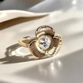 Primer plano de anillo floral dorado con pétalos estriados y centro brillante - Estilo Flor de Tres Pétalos (JZ4992)