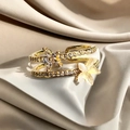 Vista macro detallada de anillo de doble capa chapado en oro con flor de perla y circonitas - Estilo Flor Estrella de Doble Capa (JZ5130)