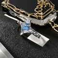 Makroaufnahme von Silberring mit quadratischem blauem Stein und Mikropave-Verzierungen - Einstellbar Offen / Quadratischer Edelstein Fluid Stil (JZ2079)