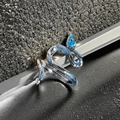 Nahaufnahme des silbernen Schlangenrings mit blauer Emaille und Zirkon auf Steinbasis - Einstellbar Offen / Schlangenform Wassertropfen Stein (JZ2184)
