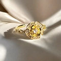 Detalle de anillo de flor rosa dorada con diamantes sobre seda blanca suave - Estilo Rosa Torsado (JZ5691)