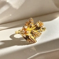 Primer plano de un anillo de flor dorado con textura de hoja y cristales en seda - Estilo Hoja de Ginkgo Pavé (JZ5743)