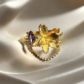 Detalle de anillo de flor vintage dorado con gema marquesa violeta y cadena colgante - Estilo Cadena Colgante con Gema Marquesa Púrpura (JZ5806)