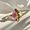 Detalle de anillo dorado vintage con piedra magenta y detalles texturizados de hojas de ginkgo - Estilo Textura Abanico con Gema Rosa (JZ5841)