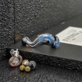 Vue macro de la bague irrégulière bleue dégradée avec papillon sur socle noir - Ouvert Réglable / Style Vague Dégradé Bleu Argent (JZ2415)
