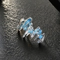 Gros plan de la bague en argent fluide avec émail bleu et cristal de zircone brillant - Ouvert Réglable / Style Lave Fluide Zircon Rond (JZ2518)