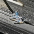 Détail de la bague papillon bleue avec texture plissée irrégulière et lustre en métal argenté - Ouvert Réglable / Style Papillon Miroir Pierre Bleue (JZ2631)