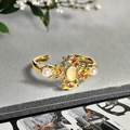 Detail eines Vintage-Goldrings mit roten Emaille-Blättern, weißen Perlen und Mondstein - Einstellbar Offen / Kreuz Floral Ovaler Hauptstein-Stil (JZ6120)