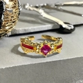Makro-Detail des Vintage-Rings mit rotem Zirkon, Hammerschlag-Textur und Emaille-Arbeit - Einstellbar Offen / Breiter Wellenförmiger Quadratischer Rubin-Farb-Stil (JZ6178)
