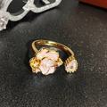 Detailaufnahme: Goldener Blumenring mit rosa Emaille-Blüten, Perle und Zirkonia-Akzenten - Rosa Blumiges Perlen-Stil(JZ6229)