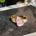 Makroaufnahme eines goldenen Flaschenkürbis-Rings mit rosa Stein und Emaille-Verzierung - Neuer Chinesischer Rosa-Violetter Kürbisflaschen-Stil(JZ6248)