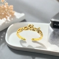 Detail eines goldenen Rosenrings mit gedrehtem Band und polierter Blumenstruktur - Einstellbar Offen / Fünfblättrige Blume Gedrehter Ring (JZ0121A)