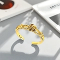 Detaillierte Makroansicht des goldenen Rosenrings mit feiner Flechtstruktur und offener Form - Einstellbar Offen / 3D Rose Blume Offener Ring (JZ0125A)
