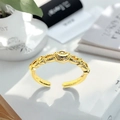 Detail eines vintage französischen Goldrings mit hohlem Rosenmuster und Gravurtextur - Einstellbar Offen / Hohl Geometrischer Offener Ring (JZ0127A)