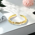 Detailansicht eines goldenen offenen Rings mit Weizenkorntextur und Kristallen - Einstellbar Offen / Wheat Texture Rhinestone Open Bangle (JZ6107)