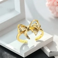 Makroaufnahme eines goldenen Schleifenrings mit feiner Textur und funkelnden Diamanten - Einstellbar Offen / Textured Bow Knot Rhinestone Open Ring (JZ6127)