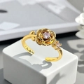 Detailansicht eines goldenen Rosenrings mit rosa Kristallen und feinen Blütenblättern - Einstellbar Offen / Pink Crystal Rose Flower Open Ring (JZ6171)
