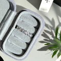 Détail d'une bague croisée en X pavée de zircons dans un écrin de luxe en velours gris - Ouverture Réglable / Style Pierre Blanche Croisée(JZ1182A)