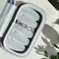 Détail de la bague croisée argentée avec zircons roses et violets en boîte - Ouverture Réglable / Style Pierre Rose Mauve Croisée(JZ1195A)