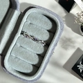 Vue détaillée d'une bague vigne en argent avec zircon violet en boîte velours - Design Ouvert Réglable