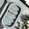 Vue détaillée bague vigne argentée avec zircons roses dans son écrin en velours gris - Design Ouvert Réglable / Style Vigne d'épines Pierre Rose(JZ3123A)