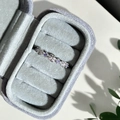 Détail d'une bague rose en argent avec zircon violet dans un écrin de velours - Design Ouvert Réglable / Style Fleur de Rose Pierre Mauve(JZ4638A)