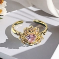 Detail des rosa Herz-Zirkon-Rings mit goldener Krone und weißen Edelsteinen - Herz Rosa Zirkonia Krone Stil (JZ0631)