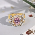 Makroaufnahme von Kronenring mit rosa ovalem Zirkon und sternförmigem Heiligenschein - Ovales Rosa Sternenstrahl Design (JZ3863)