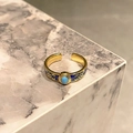 Vue détaillée de la bague gourde émaillée avec incrustation turquoise et dentelle dorée - Ouvert Réglable