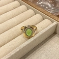 Detail van een vintage gouden ring met een groene emaille cabochon en kristalaccenten - Groene Ovale Cabochon Vierkante Stijl (JZ3956)