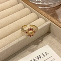 Detail van vintage emaille bloemring met gele steen en retro metalen textuur - Gele Steen Bloem Vintagestijl (JZ5676)