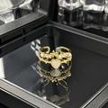 Détail d'une bague dorée ajustable de style vintage avec cœur et fleur dans un écrin noir - Ouvert Réglable / Cœur Perlé de Luxe (JZ1161)