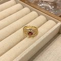 Detail van vintage gouden open ring met filigraan en ovale amberkleurige steen - Roodbruine Ovale Edelsteen Holstijl (JZ5746)