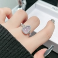 Detail van een vintage zilveren ring met lavendel emaille kalebas en pavé zirkonia stenen - Verstelbaar Open / Paarse Pompoen Halo Diamant (JZ4653)