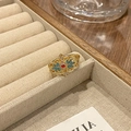 Detailopname van vintage emaille ring met rode kraal en blauwe bladmotieven - Rode Kraal Blauw Blad Emaille Stijl (JZ5843)
