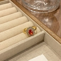 Detail eines Vintage-Emaille-Rings mit großem orangerotem Zirkon und Halo-Diamant-Fassung - Orange-Roter Zirkon Blumencluster-Stil (JZ3965)