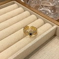 Gedetailleerde macro-opname van vergulde vintage ring met donkerblauwe emaille steen - Donkerblauwe Cabochon Heraldische Stijl (JZ4000)