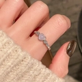 Detail van een hartvormige paarse steenring met zilveren kralenband aan een vinger - Verstelbaar Open / Hart Paarse Steen Kraal (JZ5428)