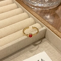 Details eines Vintage-Goldrings mit Bambus-Struktur und rotem Stein in Schmuckschatulle - Bambus-Textur Roter Stein-Stil (JZ4181)