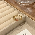 Detail eines Vintage-Goldrings mit rotem ovalem Edelstein und blauen Akzenten in Box - Roter Ovaler Stein Hohlstil (JZ4204)
