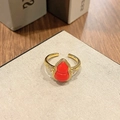 Detailopname van een rode emaille kalebasring met gouden accenten en zirkonia steentjes - Verstelbaar Open