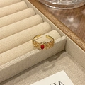 Detail van vintage gouden open ring met rode ovale steen en opengewerkte kanttextuur - Ovale Robijn Holle Kantstijl (JZ4214)