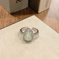 Detail van groene emaille kalebas ring met zirkonia halo op verstelbare zilveren band - Verstelbaar Open