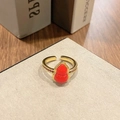 Detail van een gouden ring met een rode kalebas en verstelbare opening op een standaard - Verstelbaar Open / Rode Pompoen Gouden Basis (JZ6102)