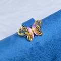 Macro d'un papillon en émail violet sur un anneau doré tressé sur velours bleu foncé - Style Papillon Dégradé Violet (JZ0453A)