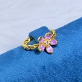 Détail d'une bague fleur en émail violet avec anneau tressé doré sur velours - Style Floral Tissé Vintage (JZ0456A)