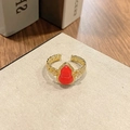 Macro-opname van vergulde open ring met rode emaille kalebas en gedraaide ringband textuur - Verstelbaar Open
