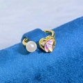 Détail macro d'une bague ouverte dorée avec cœur en émail violet et perle blanche - Style Dégradé Cœur et Perle (JZ0457A)