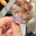 Macro-opname van een roze kalebasring met blauwe emaille bloemblaadjes en diamanten - Verstelbaar Open